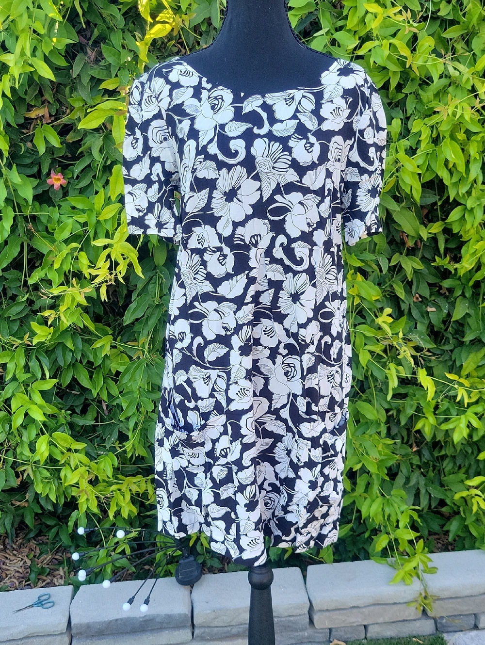 Maeve Zola Black & white Floral shift mini dress. 6.